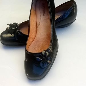 SOFT SPOTS Woman's Black leather Loafers Slip on Pumps size 8.5 W